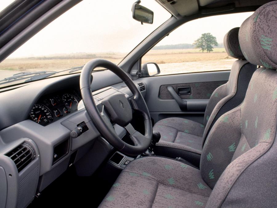  Renault Clio S 1992 года  (фото 2 из 6)